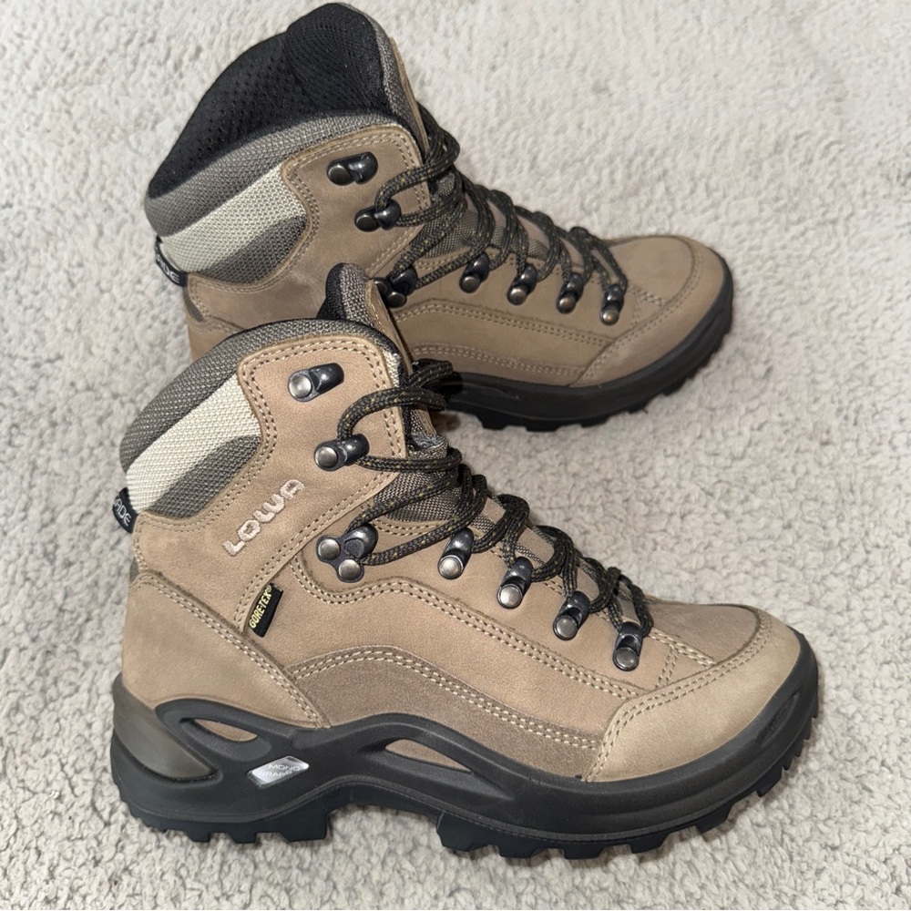 LOWA Hiking Boots Renegade GTX Mid Brown Vibram Sole Women’s Sz 6 NWOB